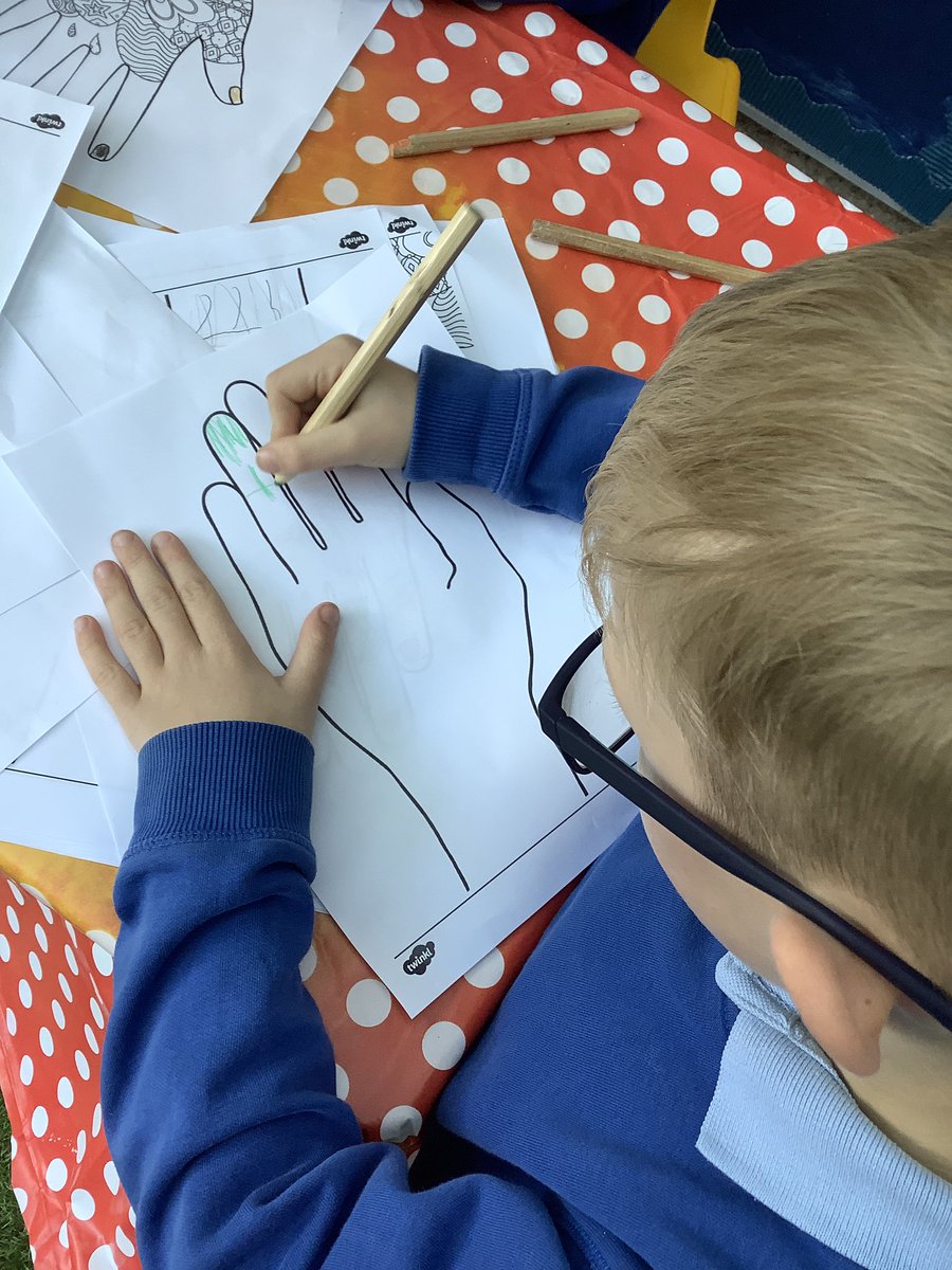 llanrhidianp's tweet photo. Pod Pysgodyn using their skills to design a Mehndi pattern during Choice and Challenge. #LlanChandCh #LlanRE #LlanEXp #LlanPysgodyn https://t.co/PlqaLRdra9
