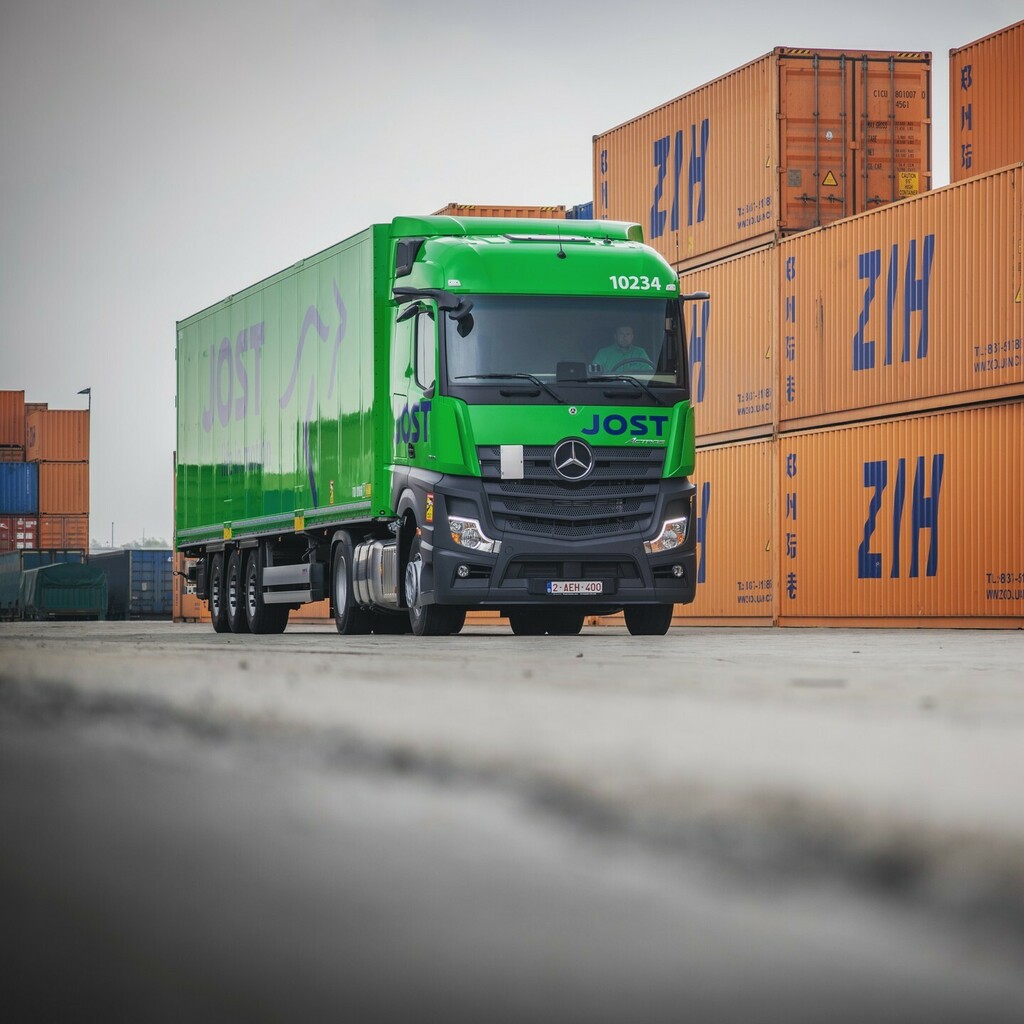 Ready to put the trailer on the train! 💪

#jost #jostgroup #transportation #logistics #trailer #multimodal #mercedestrucks #truck #driverlife #trucklife instagr.am/p/CWn0Xq1sK9j/