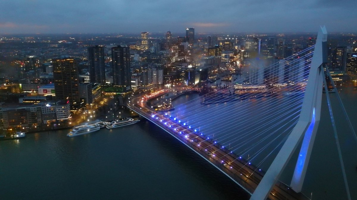 ❤️💙De #Erasmusbrug en de #Hofpleinfontein verlichten vandaag rood/blauw. Wethouder <a href="/vincentkar/">Vincent Karremans</a>: 'We zijn onze hulpdiensten die afgelopen vrijdag voor de samenleving in de frontlinie stonden onwijs veel dank en waardering verschuldigd. Rotterdam staat vierkant achter hen.'