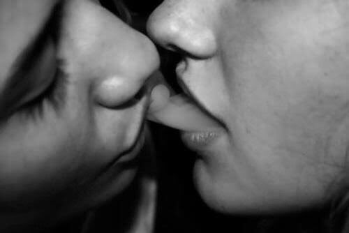 сигаретный дым изо рта в рот. что такое цыганочка с вейпом. что такое цыганочка с вейпом. поцелуй с дымом. поцелуй сигаретами.