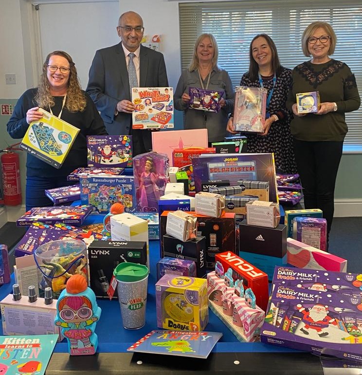 ChildrenFirstDerby (@chldnfirstderby) on Twitter photo ✨We’d like to say a special thank you to our friend Angela Kinsey & the Procurement team at <a href="/RollsRoyce/">Rolls-Royce</a> for donating a fantastic selection of gifts for this year's Christmas campaign - these will be delivered to our supported children & young people in time for Christmas 🎄👏 ✨We’d like to say a special thank you to our friend Angela Kinsey & the Procurement team at <a href="/RollsRoyce/">Rolls-Royce</a> for donating a fantastic selection of gifts for this year's Christmas campaign - these will be delivered to our supported children & young people in time for Christmas 🎄👏