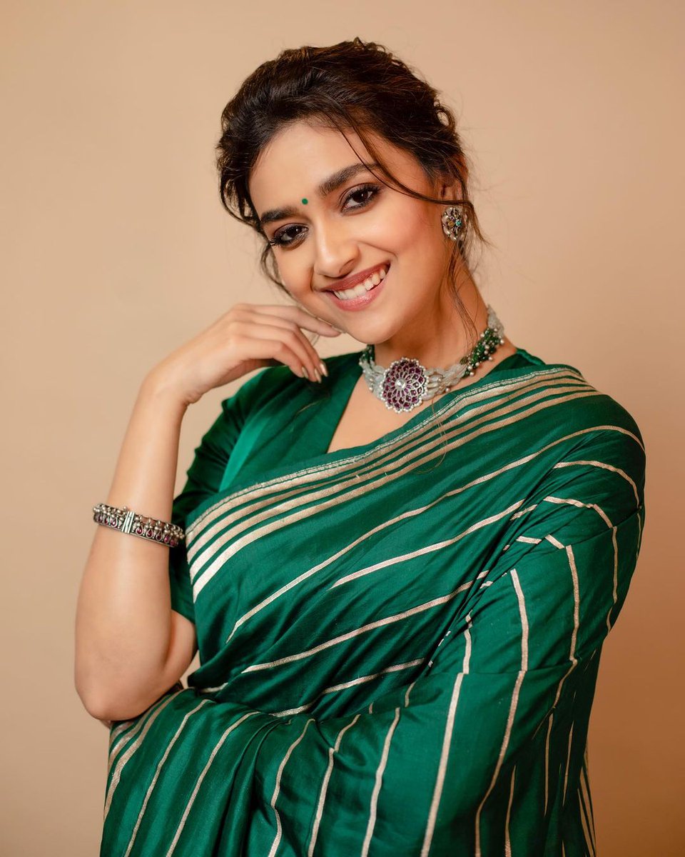 Kerala_KFC's tweet photo. Queen  @KeerthyOfficial 💚🤩
#KeerthySuresh https://t.co/TYobqGwncr