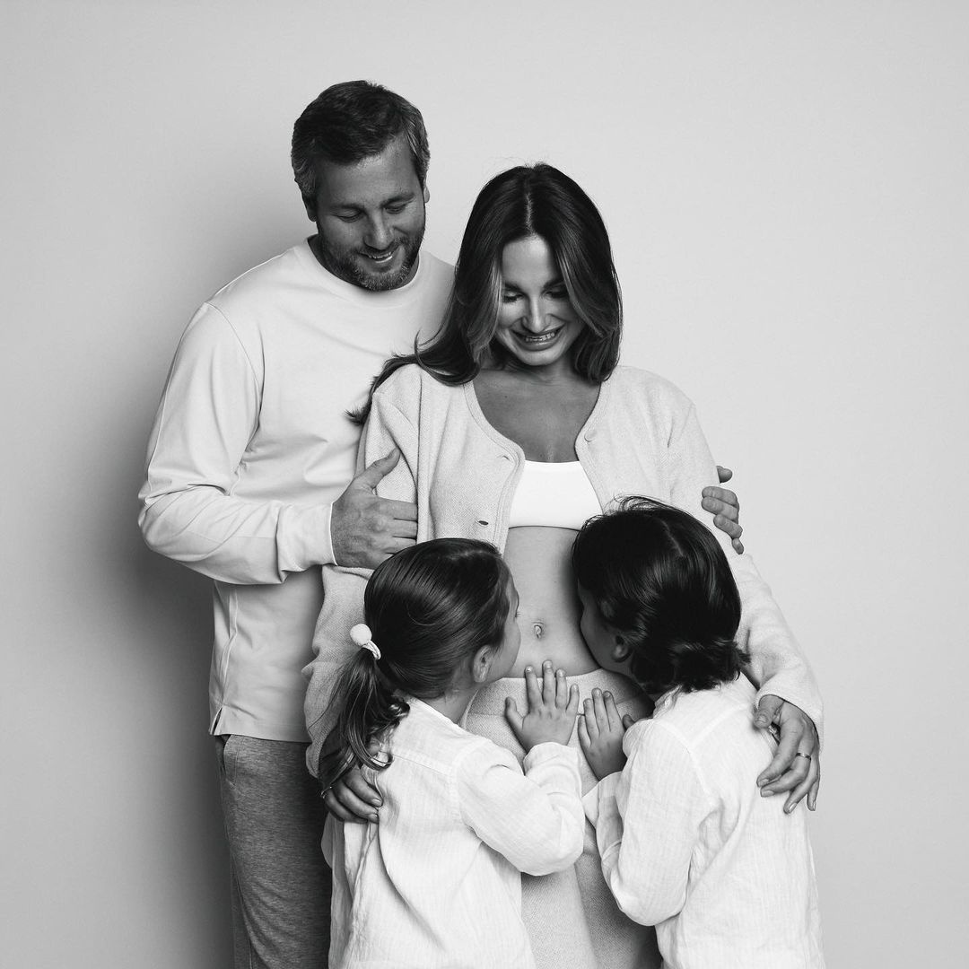 OfficialPLT's tweet photo. Congratulations to @SamanthaFaiers &amp; Paul Knightley who are expecting another baby 💖🍼 https://t.co/bBUjfVF2zC