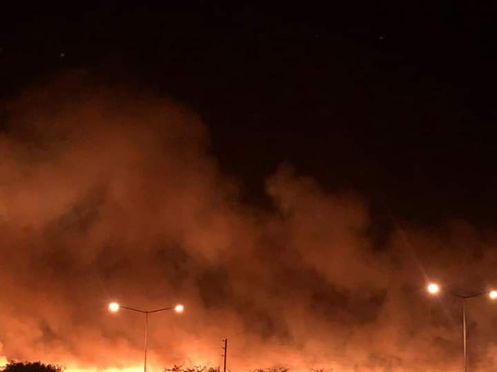 ElCampanense's tweet photo. IMPRESIONANTE INCENDIO EN EL PARQUE NACIONAL CIERVO DE LOS PANTANOS imágenes de anoche.El fuego fuera control llegó a pocos metros de la ruta generando riesgo en la circulación y el intenso humo se sintió en gran parte de la ciudad. El viento complica la situación. https://t.co/jyNjvgJ5Uu