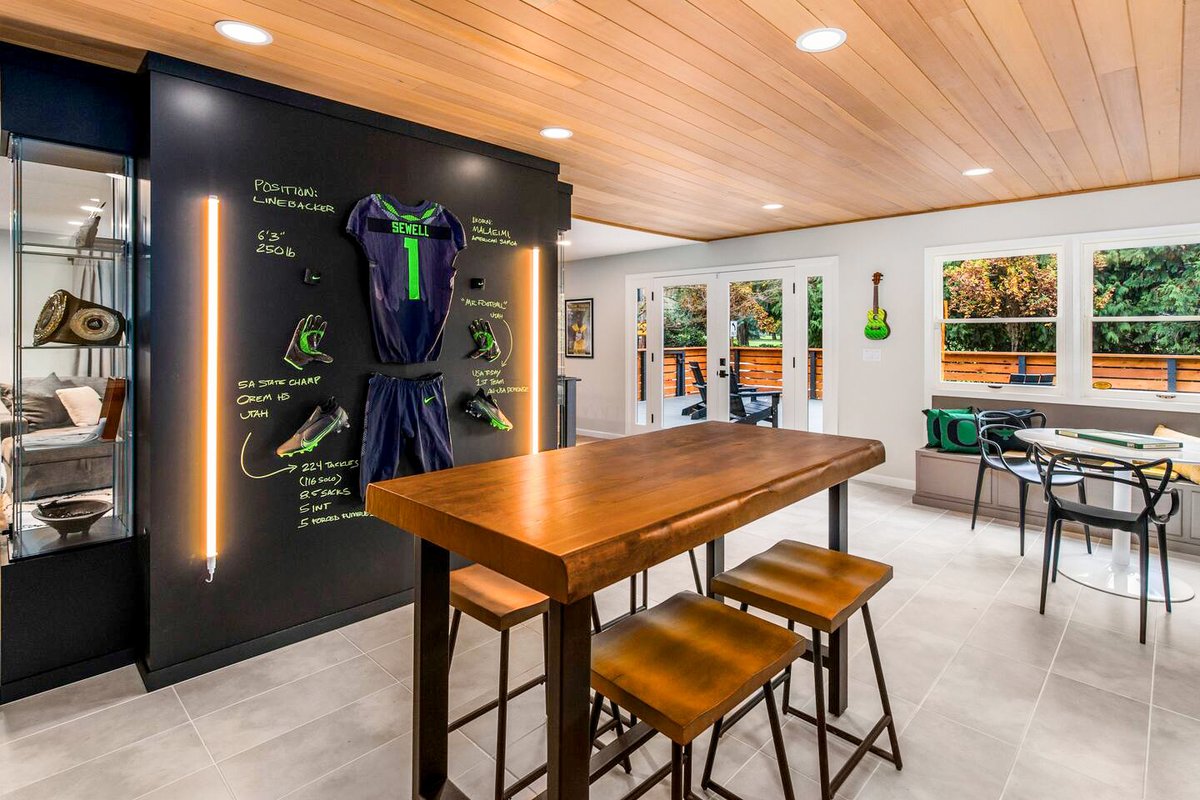 FOS's tweet photo. Division Street has unveiled a new Airbnb concept that allows Oregon athletes to earn NIL money by serving as Airbnb hosts.

Ducks linebacker Noah Sewell consulted on the home's design, even donating personal items.

Guests can book the Eugene bungalow now through Jan. 31st 🏠 https://t.co/uvddWvPFqz