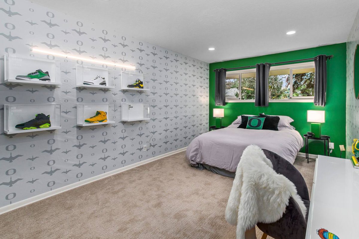 FOS's tweet photo. Division Street has unveiled a new Airbnb concept that allows Oregon athletes to earn NIL money by serving as Airbnb hosts.

Ducks linebacker Noah Sewell consulted on the home's design, even donating personal items.

Guests can book the Eugene bungalow now through Jan. 31st 🏠 https://t.co/uvddWvPFqz