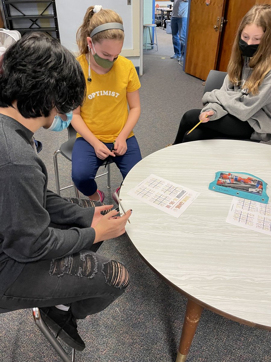 stephrwheeler's tweet photo. 6th graders playing tic-tac-toe with a Thanksgiving twist 🙌🏼🍁🍂 #graditude #tictactoe https://t.co/rXmK5bn93u