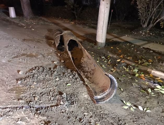 WSSCWaterNews's tweet image. Our crews are #WinterReady! We worked most of the day yesterday and through the night to repair this 90-yr-old pipe in Chevy Chase. Check out the damage to the pipe! We&apos;ve responded to over 160 breaks/leaks this month so far! #AgingInfrastructure