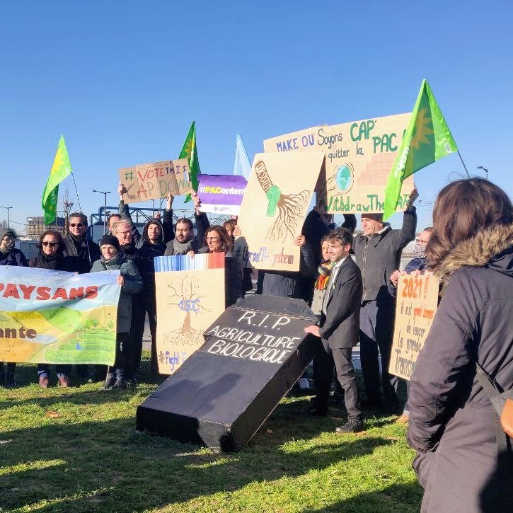 « Toutes nos condoléances »  
🚜 Aujourd'hui, 80 % des aides de la #PAC sont perçues par 20 % des agricultrices et agriculteurs. Le système d’aide à l’hectare continue à encourager une agriculture industrielle au détriment de nos territoires. « Ça suffit ! » 
🇪🇺 #VoteThisCAPdown