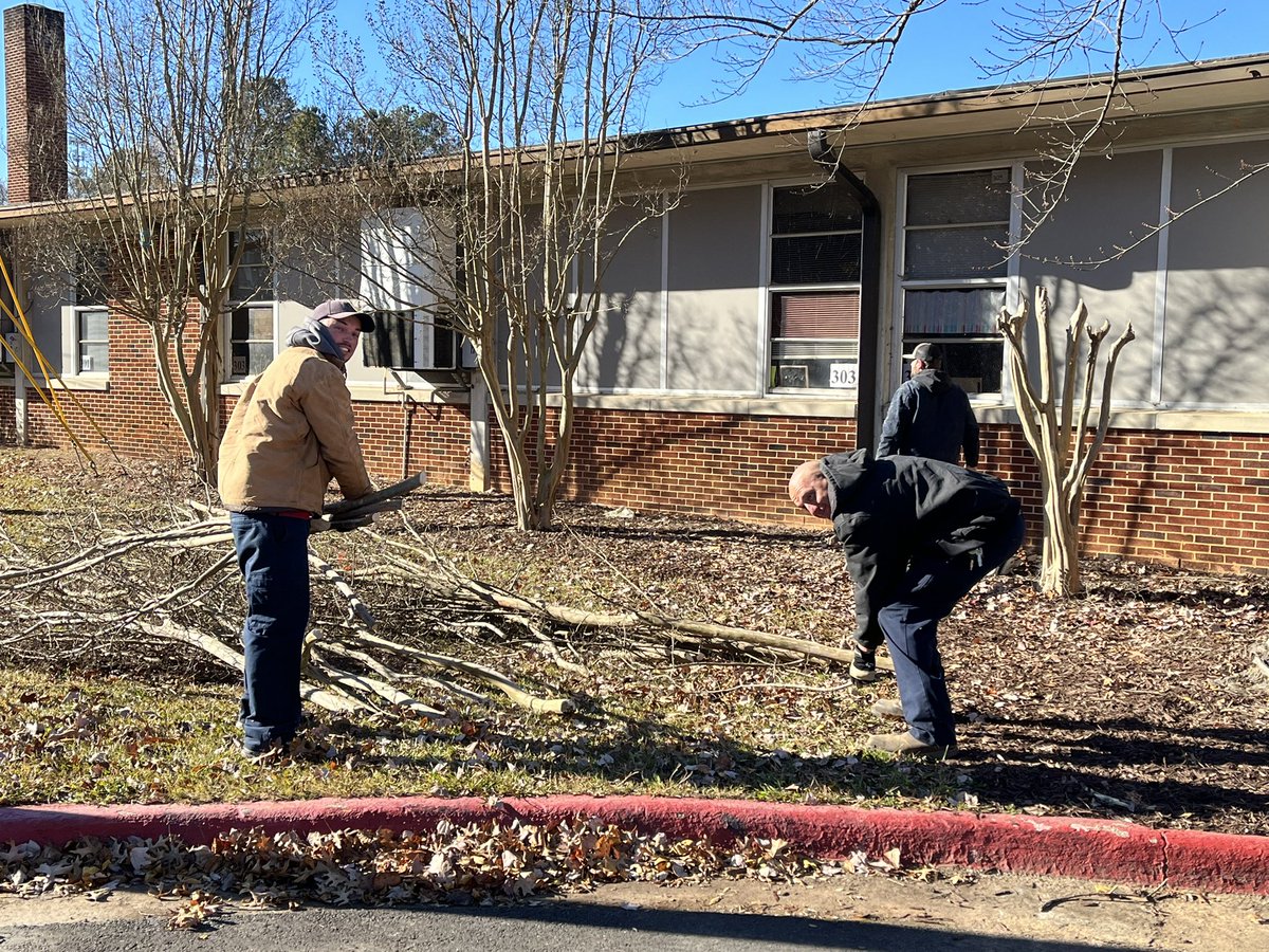 The work of our amazing CCSD Maintenance Dept is never done!  Found these dedicated professionals sprucing up the grounds @ one of our schools this cold morning!  Making a difference for our Ss &amp; staff! ❤️<a href="/CobbSchools/">Cobb County Schools</a>