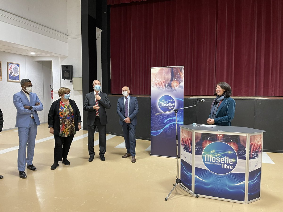 antoparmantier's tweet photo. Aujourd’hui à #Remilly manifestation pour saluer le 60 000ème client raccordé au réseau @MoselleFibre 👍 Un client @OrangeGrandEst très satisfait par les nouveaux usages apportés par la #FibreOrange @MoselleCD57 https://t.co/h4djH05KXz