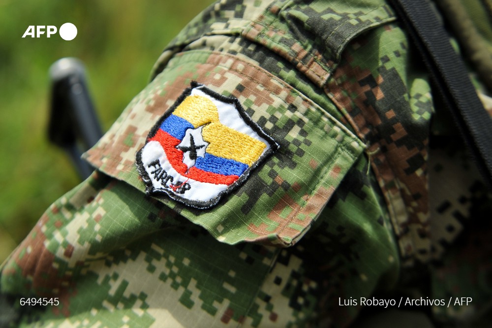 AFPespanol's tweet photo. [AMPLÍA] EEUU retirará a las Fuerzas Armadas Revolucionarias de Colombia (FARC) de su lista de grupos terroristas extranjeros, cuando se cumplen 5 años del acuerdo de paz con el gobierno colombiano que llevó al desarme y disolución de la guerrilla más poderosa de América #AFP https://t.co/k07AYz6QnB