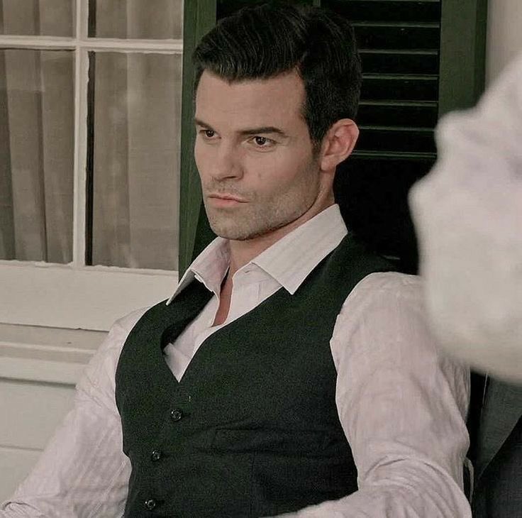 Elijah Mikaelson Shirtless FE50Hs3WQAgvvsF