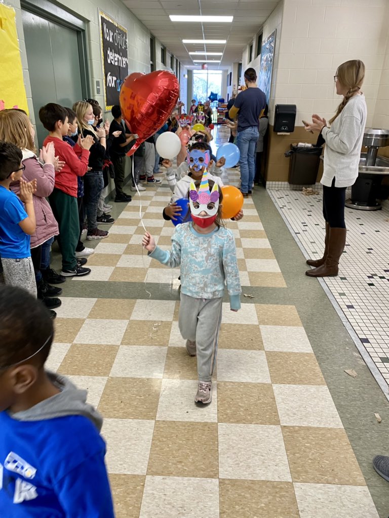heather_keal's tweet photo. Mayfield’s Thanksgiving Day Parade was a hit! Our kindergarten friends enjoyed dressing up as characters &amp; floats. So cute!🦃🧡🤎💛🍁🍂 #MayfieldStrong #MiddieRising https://t.co/iYmHJlYsA1