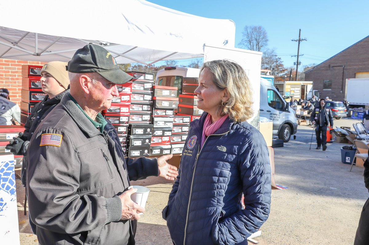 LauraCurran516's tweet photo. Today Nassau held our annual Winter Stand Down --  distributing critical supplies to Vets in need: coats, boots, toiletries, food, information about benefits and more.

Thank you to our Veterans Services Agency and volunteers who make our Stand Downs a success year after year. https://t.co/ZnyEaQ2cRI