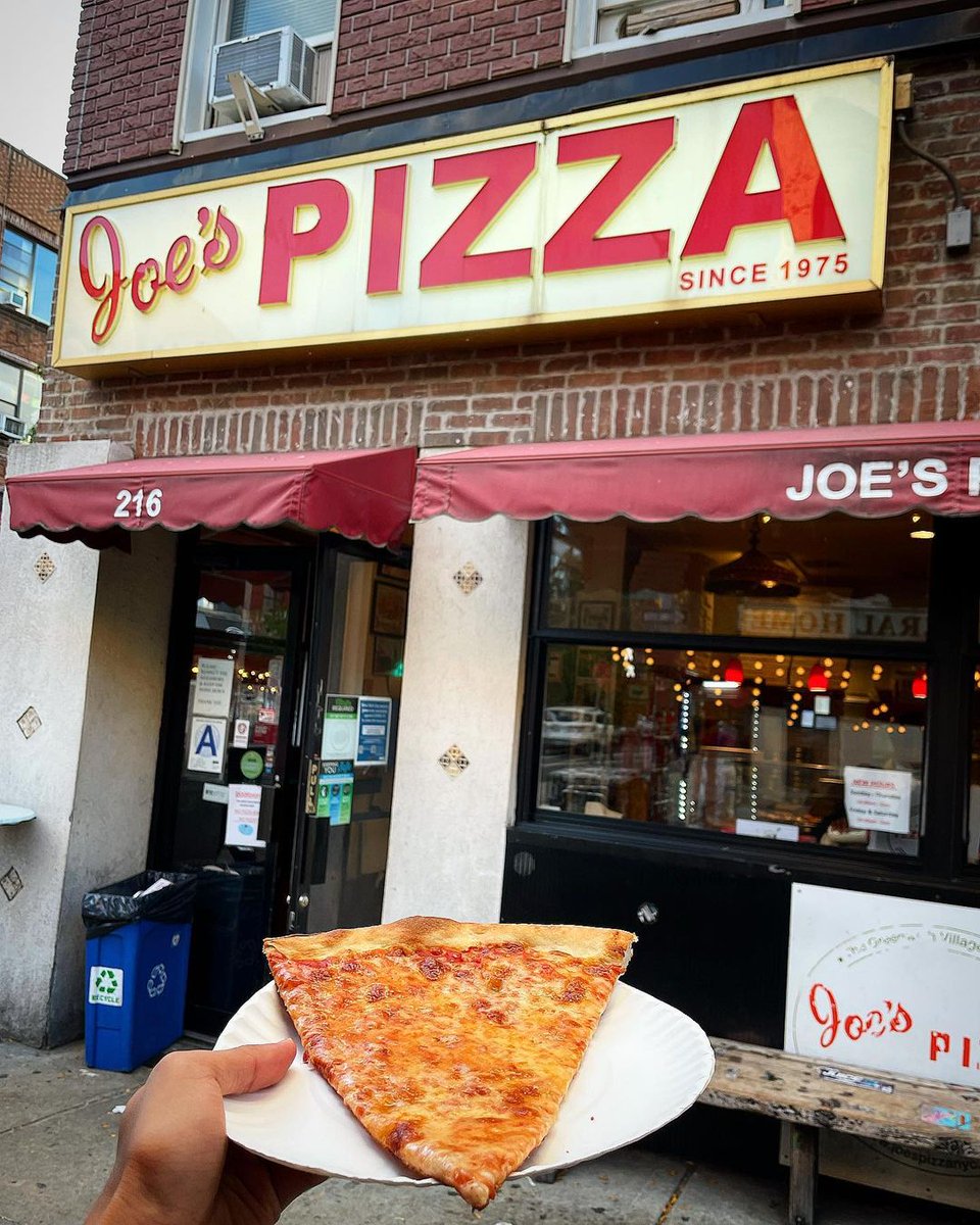 So many flavors to choose from. When in doubt, a regular cheese slice never fails 🍕 . 📸 @david_t