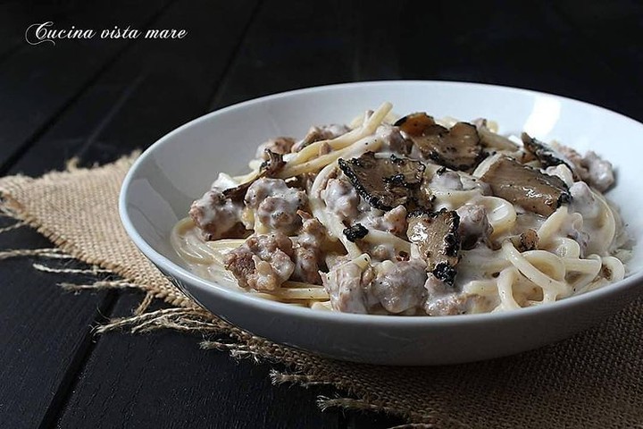 今が食べごろ...サルシッチャとトリュフのパスタ🤤 @italia from @UmbriaTourism 📸 IG @ cucinavistamare