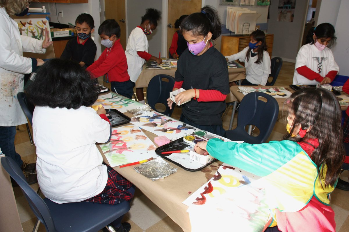 CedarHillPrep's tweet photo. Dancing Scarecrows!
First and second graders composed paintings of scarecrows. Using a brush, students were required to mix two or three colors of tempera paint for each section of their scarecrows. 
Visit - https://t.co/0aivF2wy44
#cedarhillprepschool #topnjschool #scarecrow https://t.co/DzEVj9Zixz