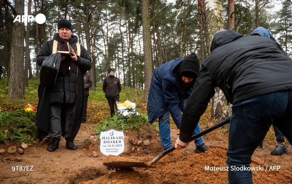 afpfr's tweet photo. Halikari Dhaker, un bébé de 27 semaines mort-né, est enterré au cimetière musulman de Bohoniki, à l'est de la Pologne, près de la frontière avec le Bélarus où des milliers de migrants sont restés bloqués ces derniers jours. 

Sa mère, venue d'Irak, était enceinte de 7 mois #AFP https://t.co/j4lAam3XfF