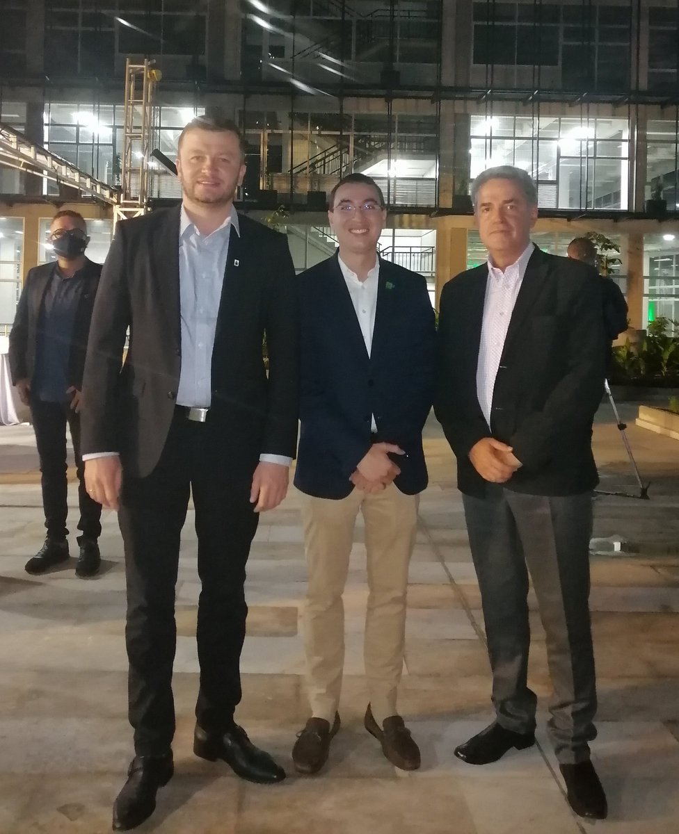 VillaAncizar's tweet photo. Anoche, en los 53 años de Sabaneta, compartí con 2 jóvenes talentosos y eficientes: @jdpalacioc y @santimontoyaSab. El 1°director dl @Areametropol, el 2° @AlcSabaneta. Entre los 2 han confirmado más d 95 mil millones para obras vitales en Sabaneta. Pasan a la historia con méritos https://t.co/d66Gh0Ubp8
