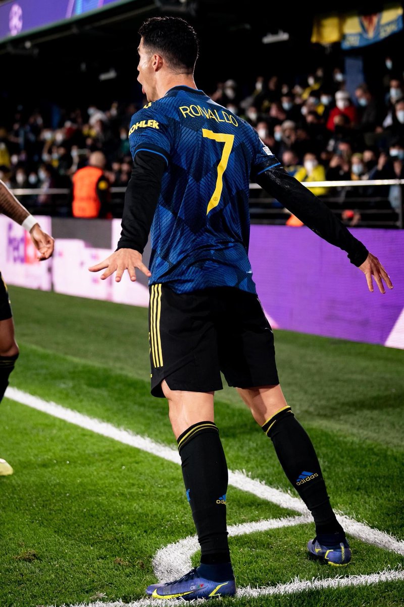 simonure12's tweet photo. #MUFC #GOAT🐐 #CR7 https://t.co/er2BZjL0me