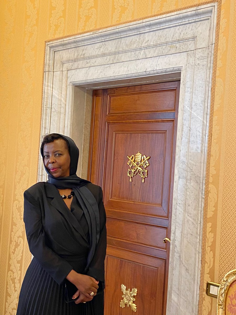 OIFrancophonie's tweet photo. .@LMushikiwabo a été reçue au Vatican par Sa Sainteté le Pape François. Leurs échanges ont porté sur la nécessité d'unir leurs forces en soutien aux populations du #Liban et de #Haïti. Deux pays de la #Francophonie soumis à des crises profondes. https://t.co/48EY2nIp5J