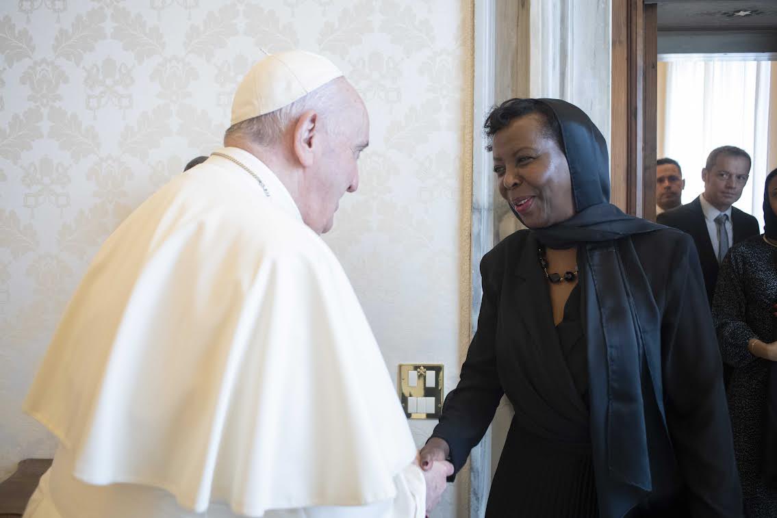 OIFrancophonie's tweet photo. .@LMushikiwabo a été reçue au Vatican par Sa Sainteté le Pape François. Leurs échanges ont porté sur la nécessité d'unir leurs forces en soutien aux populations du #Liban et de #Haïti. Deux pays de la #Francophonie soumis à des crises profondes. https://t.co/48EY2nIp5J