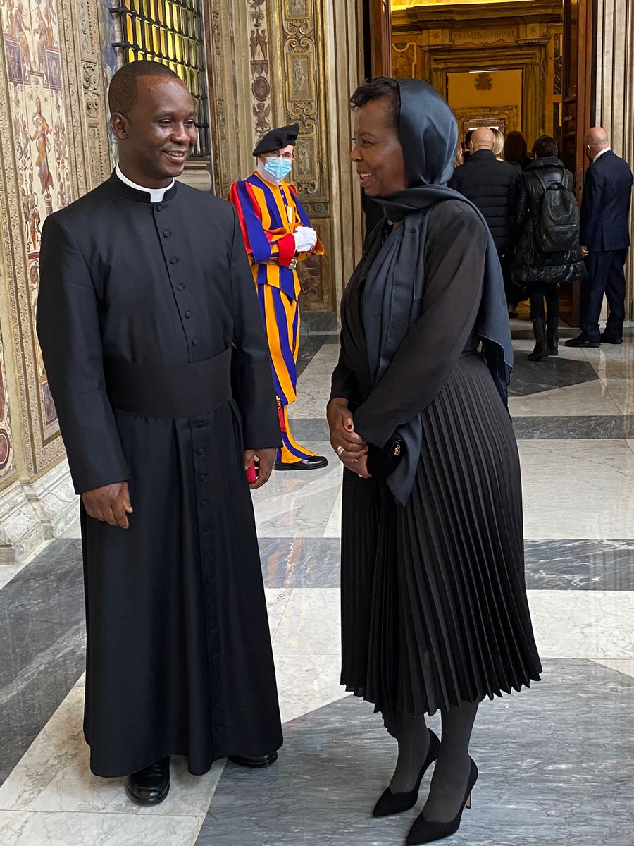 OIFrancophonie's tweet photo. .@LMushikiwabo a été reçue au Vatican par Sa Sainteté le Pape François. Leurs échanges ont porté sur la nécessité d'unir leurs forces en soutien aux populations du #Liban et de #Haïti. Deux pays de la #Francophonie soumis à des crises profondes. https://t.co/48EY2nIp5J