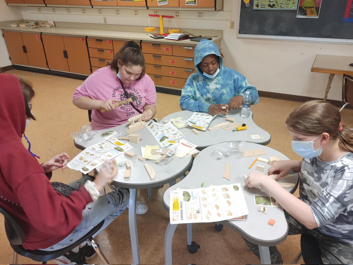 Bing_EastMiddle's tweet photo. Thanks to Home Depot for donating extra kids workshop kits to Mrs. Koanui's classes. They had such a good time making these! https://t.co/riGlqM3Iaf