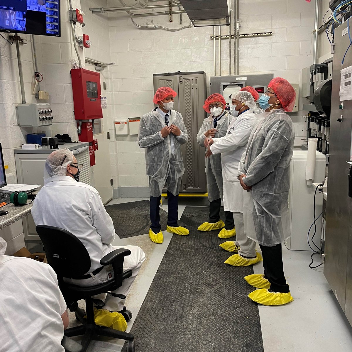 MDVAMilk's tweet photo. We recently had the honor of hosting a group of representatives from Indonesia along with the @USDairyExporter at our Laurel ingredients facility. Thank you to this delegation for visiting with us!
#MDVAMilk #USDEC #dairy https://t.co/YaNGjynHTF