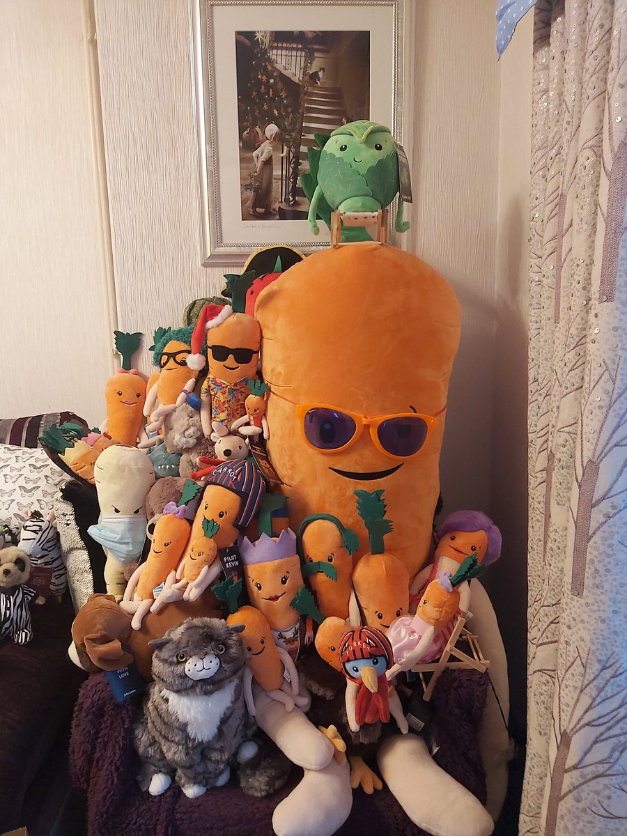 EDSAmanda's tweet photo. @aldi @jereth_samson @NatureTheBee 
Is it ok to collect so many carrots?Mine like to sit by the @by_spode @byportmeirion @PortmeirionGrp #SpodeChristmasTree crockery. #KevinTheCarrot &amp; #MalibuKev are wanting a trip to the shop at @TrenthamEstate but #ebananascrooge says no 🤔🥕🍌 https://t.co/uU7OHYNatS