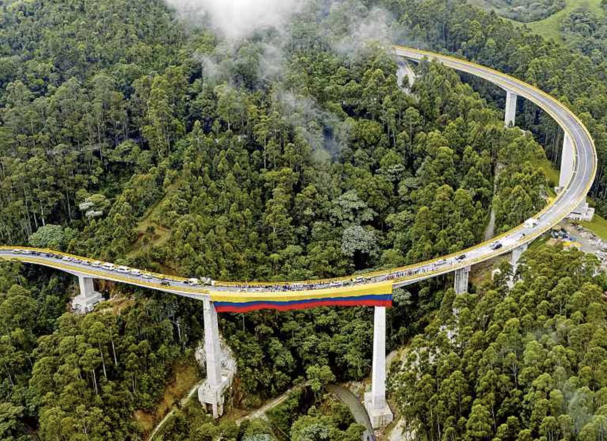 Cerocarreta's tweet photo. Esta foto de la vía a La Línea, publicada hoy en @eltiempo muestra como es posible construir una vía a través de una reserva forestal, sin perjudicar el entorno ambiental. Así puede construirse la ALO, a través de la reserva van der Hammen. Bogotá necesita vías. https://t.co/rOpOXx6bgC