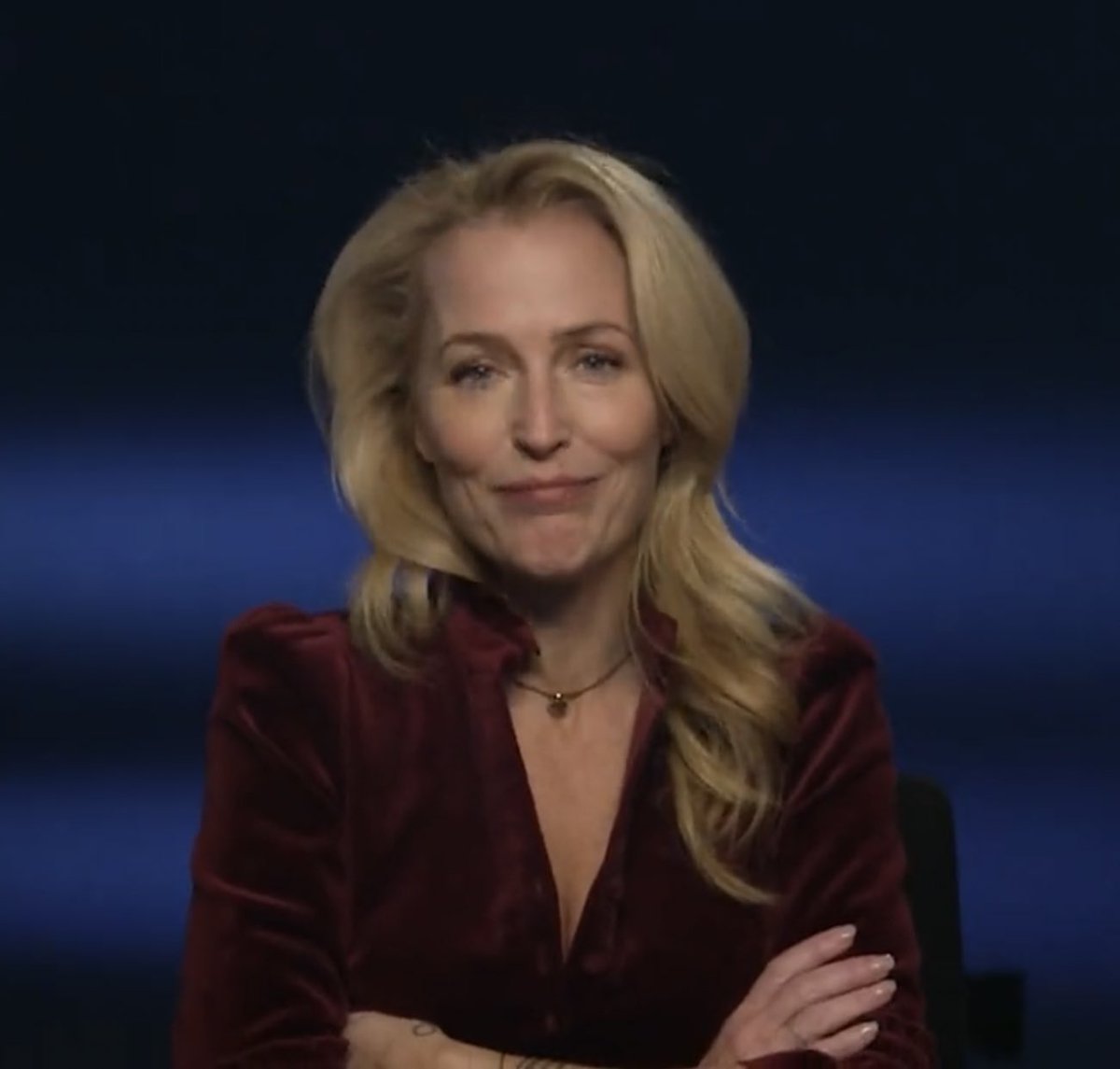 sapphicmacbeth's tweet photo. I AM GOUNG FERAL. THE LONG HAIR, THE CHEEKBONES, THE NECKLACE, THE BURGUNDY VELVET FIT. I CANT COPE, GILLIAN ANDERSON BE MY WIFE NOW https://t.co/446dnbBRit