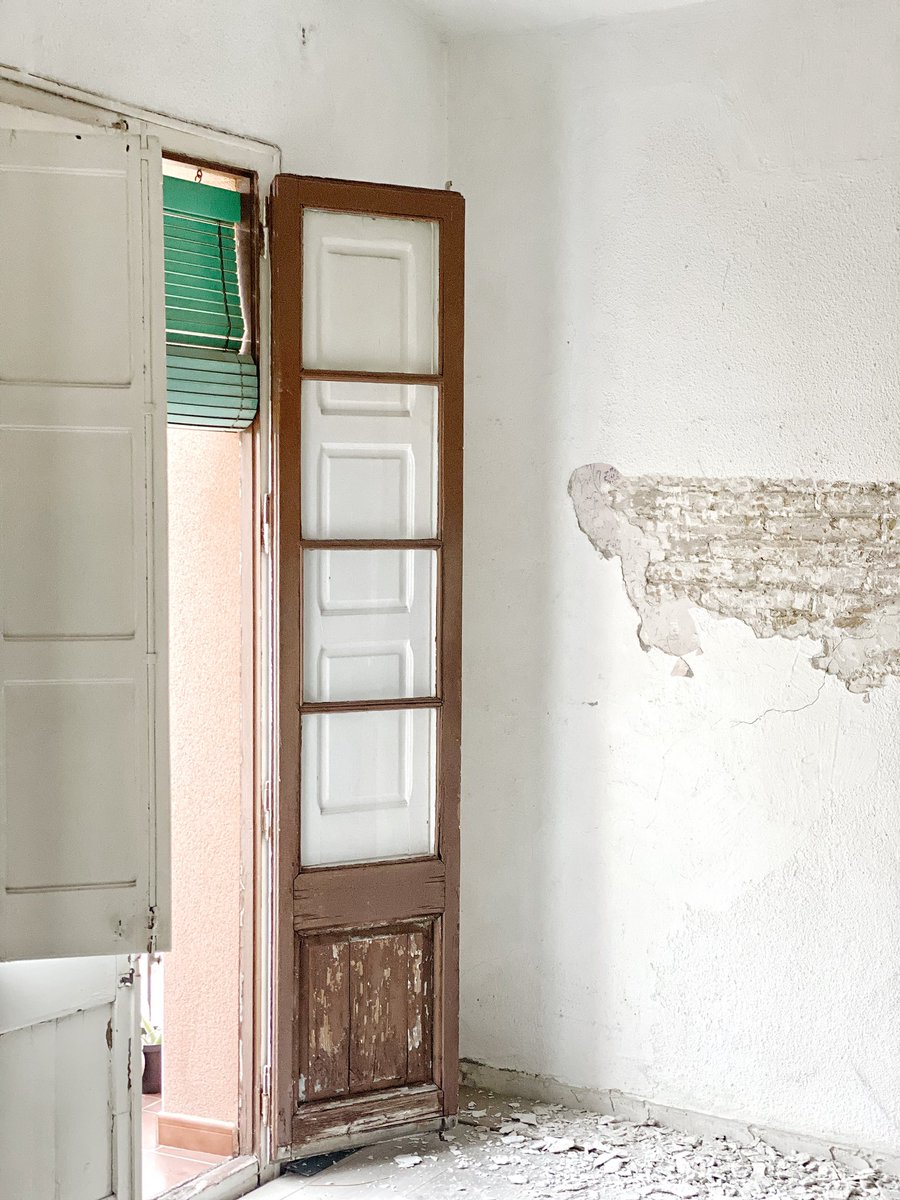 Hoy hemos repicado esta pared para ver lo que esconde dentro. Vamos a dejar ese paño mostrando sus entrañas de ladrillo. #modernismo #interiordesign #voltacatalana #diseñointerior #estudioturceta