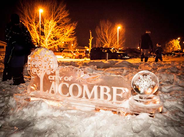Don't forget! It's double stamp night during Moonlight Madness, Thursday November 25th! Get those passports ready and shop the night away!  @cityoflacombe @lacombecounty @sunny94fm @lacombe_tourism 
📷 Light Up the Night Festival 
#MoonlightMadness #Lacombe #PassporttoChristmas