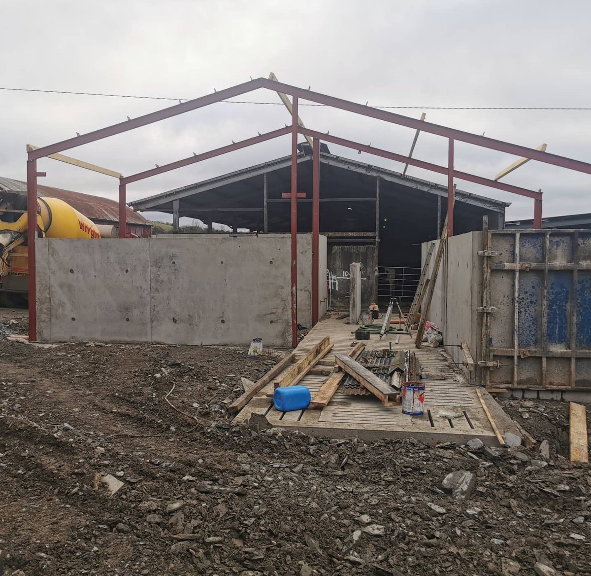 michaeldowney6's tweet photo. On 3 great @FullwoodPackoIE farms today in Cavan. One single robot AB grazing with C indoors milking 18months, one single box #abcgrazing well under construction and one, 2 robot abc grazing with robots being installed this week. very tidy installations by McDermotts Cavan π https://t.co/4TiK4jKo5M