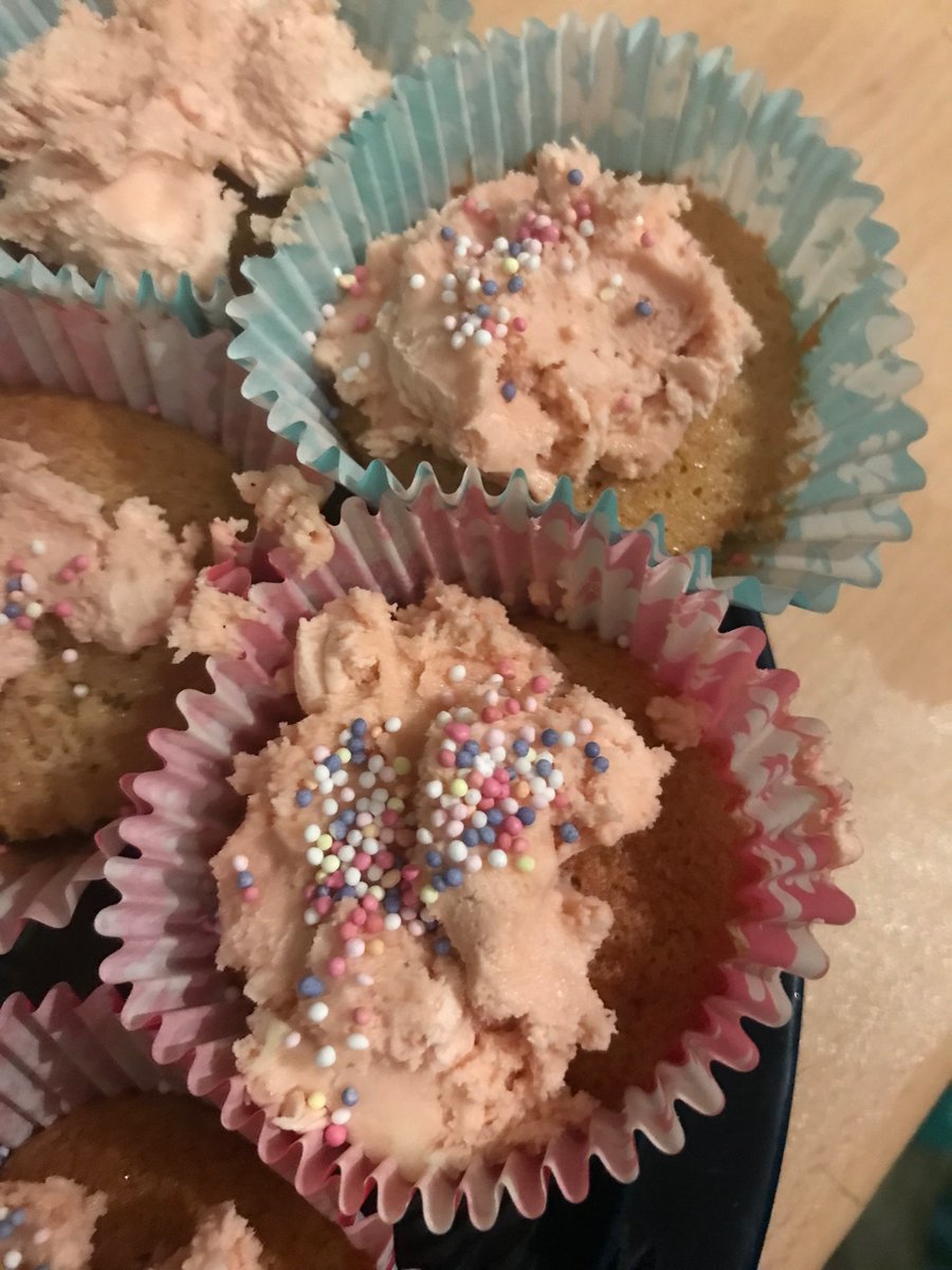 Made cakes for #GBBOFinal for the smalls. Evidence that you cannot do everything in life, and specially if you refuse to use a piping bag #buttercreamcrimescene #gocrystelle