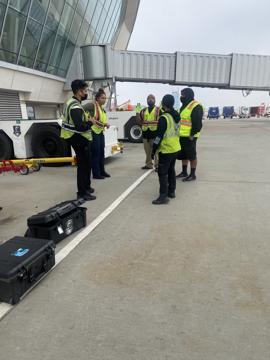 bpc23's tweet photo. Good turn performance always starts with a great safety huddle and stretch!  ⁦@G2SecureStaff⁩ https://t.co/vHXdrbvrPN