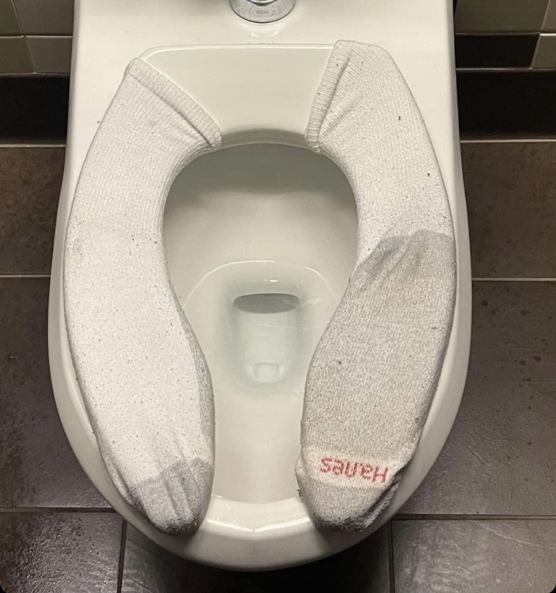 abs Twitterren: "Imagine leaving a pair a socks on a public toilet seat or  even worse putting them back on your feet" / Twitter