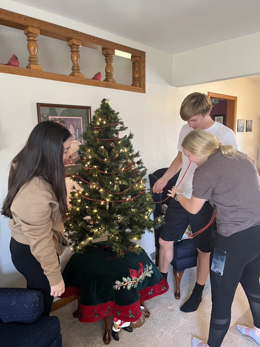 Some of our volunteers helped their Adopted Grandparent put up Christmas decorations today!🎅🏽🎄🧑🏻‍🎄

Happy Thanksgiving everyone!