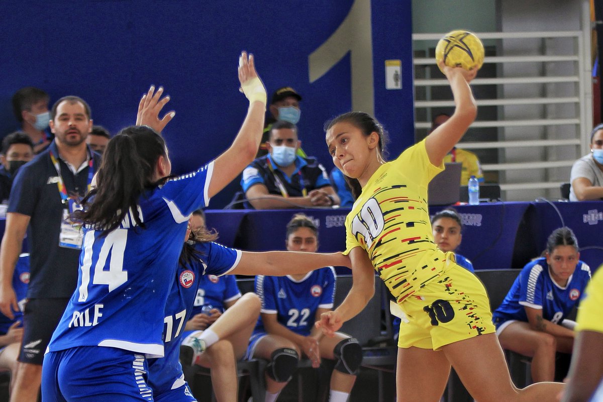 FeminaDeportes's tweet image. #calivalle2021 #balonmano

Dura derrota de Colombia 🇨🇴 en el debut del balonmano ante Chile 🇨🇱 por marcador de 32-26. Así se dio inicio de forma anticipada a los Juegos Panamericanos Junior Cali Valle 2021.

📷: @OlimpicoCol