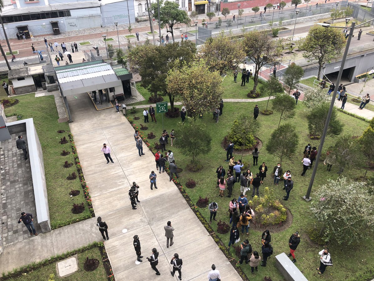 testigomovil's tweet photo. Debido al sismo que se sintió en Quito, legisladores y funcionarios de la  @AsambleaEcuador evacuaron el edificio. https://t.co/LaeAmwz0xG vía @vicenteopi