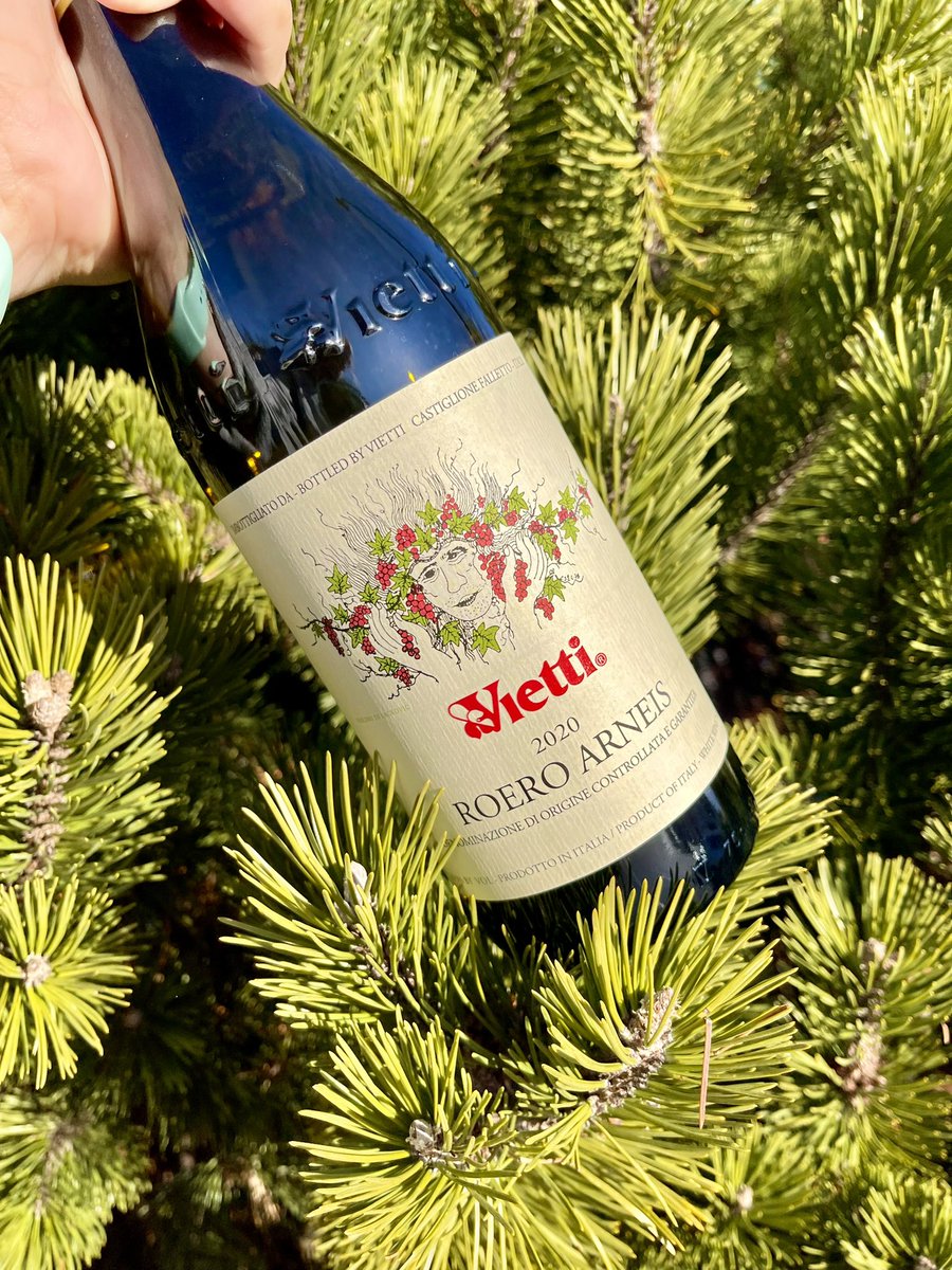 @vietti_winery has done it again with their 2020 Roero Arneis ✨
Dry, medium-bodied wine with crisp acidity. Well-balanced, elegant with good complexity and a lingering finish! 
The perfect choice for that Italian wine lover in your life 🇮🇹
•
#italianwine #viettiwinery #cheers