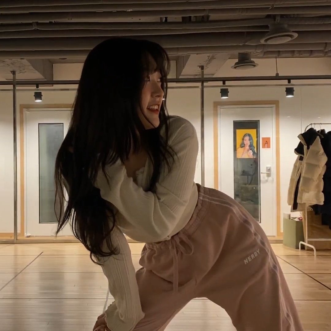 choerrybase's tweet photo. and if you look over here, here you’ll see the most beautiful princess with bangs in her natural habitat https://t.co/hfveYmXPEf