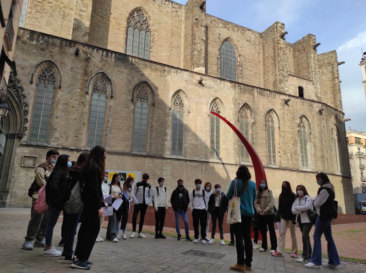 SekCatalunya's tweet photo. Visitar l'església de #SantaMariaDelMar és un gran exercici per entendre el caràcter instrumental de les #Matemàtiques a la vida real. En l'arquitectura d'aquesta meravella del gòtic, els alumnes de quart d'ESO han vist aplicats conceptes de #geometria que ja havien estudiat 🤓 https://t.co/UjNA2EocMI