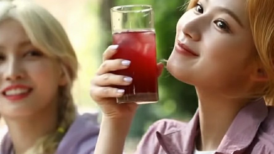 hiraishour's tweet image. the way momo looks at sana like she’s her whole world 🥺
#MOMO #SANA