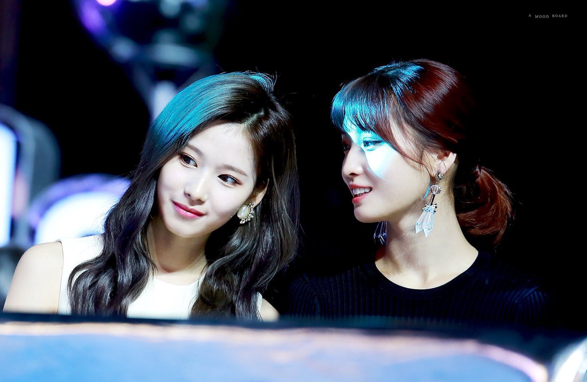 hiraishour's tweet image. the way momo looks at sana like she’s her whole world 🥺
#MOMO #SANA