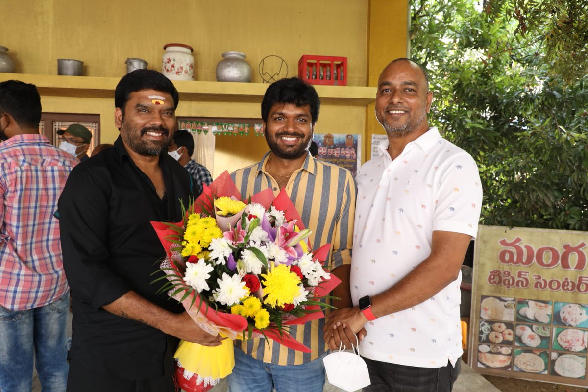 UrsVamsiShekar's tweet photo. Met and wished our Fun loving Blockbuster Director @AnilRavipudi Anna on the sets of #F3Movie. 💐🎉
Can't wait for our audience to experience your magic once again, wishing you Double Hattrick. ❤️ 

Once again #HBDAnilRavipudi 😍 https://t.co/p528yor6RU