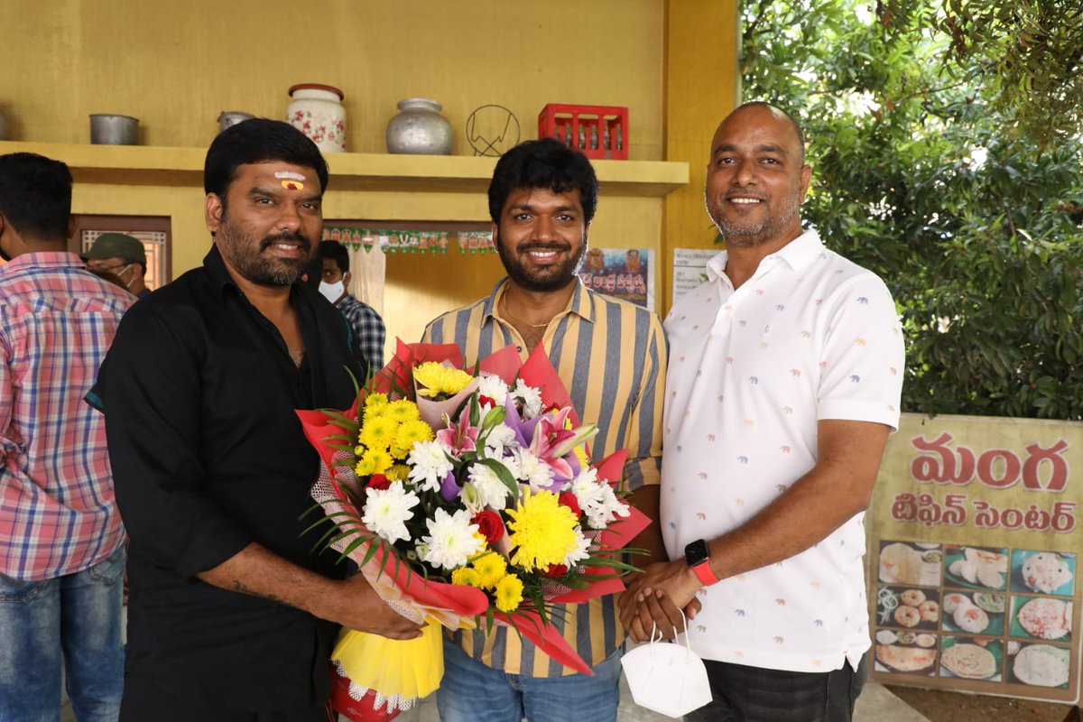 UrsVamsiShekar's tweet photo. Met and wished our Fun loving Blockbuster Director @AnilRavipudi Anna on the sets of #F3Movie. 💐🎉
Can't wait for our audience to experience your magic once again, wishing you Double Hattrick. ❤️ 

Once again #HBDAnilRavipudi 😍 https://t.co/p528yor6RU