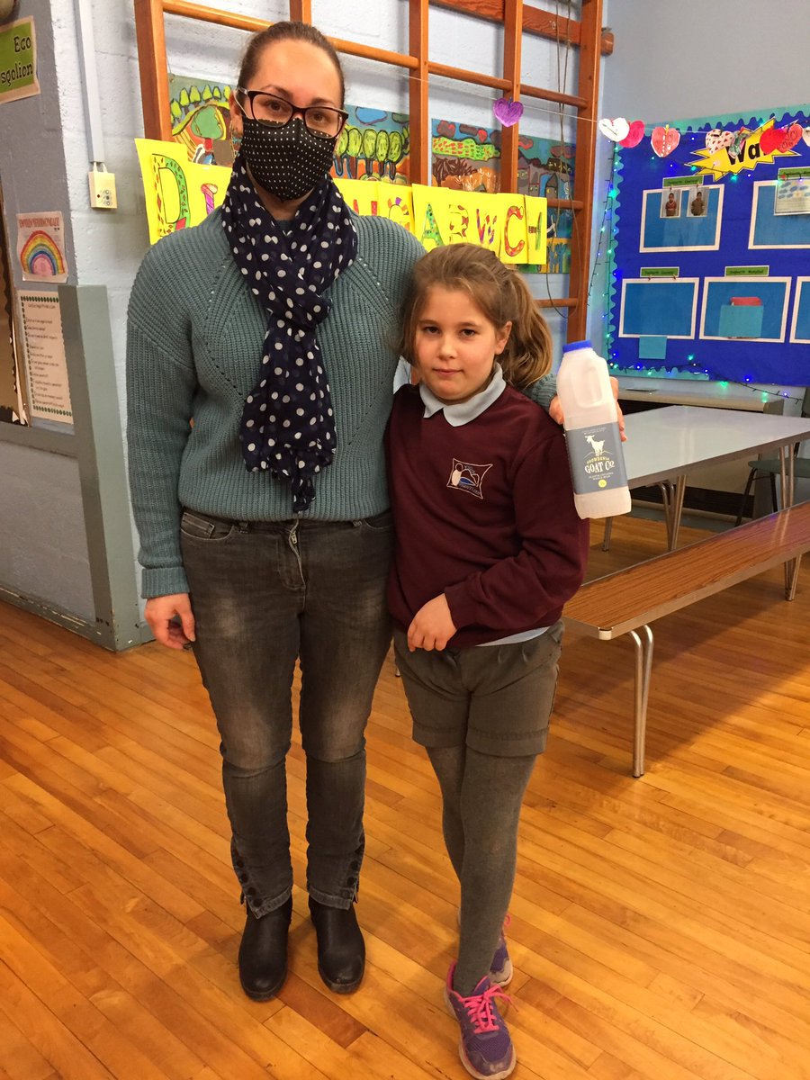 ffriddyllyn's tweet image. Diolch yn fawr i Liz o Snowdonia Goat Company am ddod draw i'r ysgol i sôn am eu menter newydd. Cafodd y plant flasu'r llaeth gafr blasus.
Thank you very much Liz from Snowdonia Goat company for visiting the school today. The children enjoyed taking part in the taste test. #joio